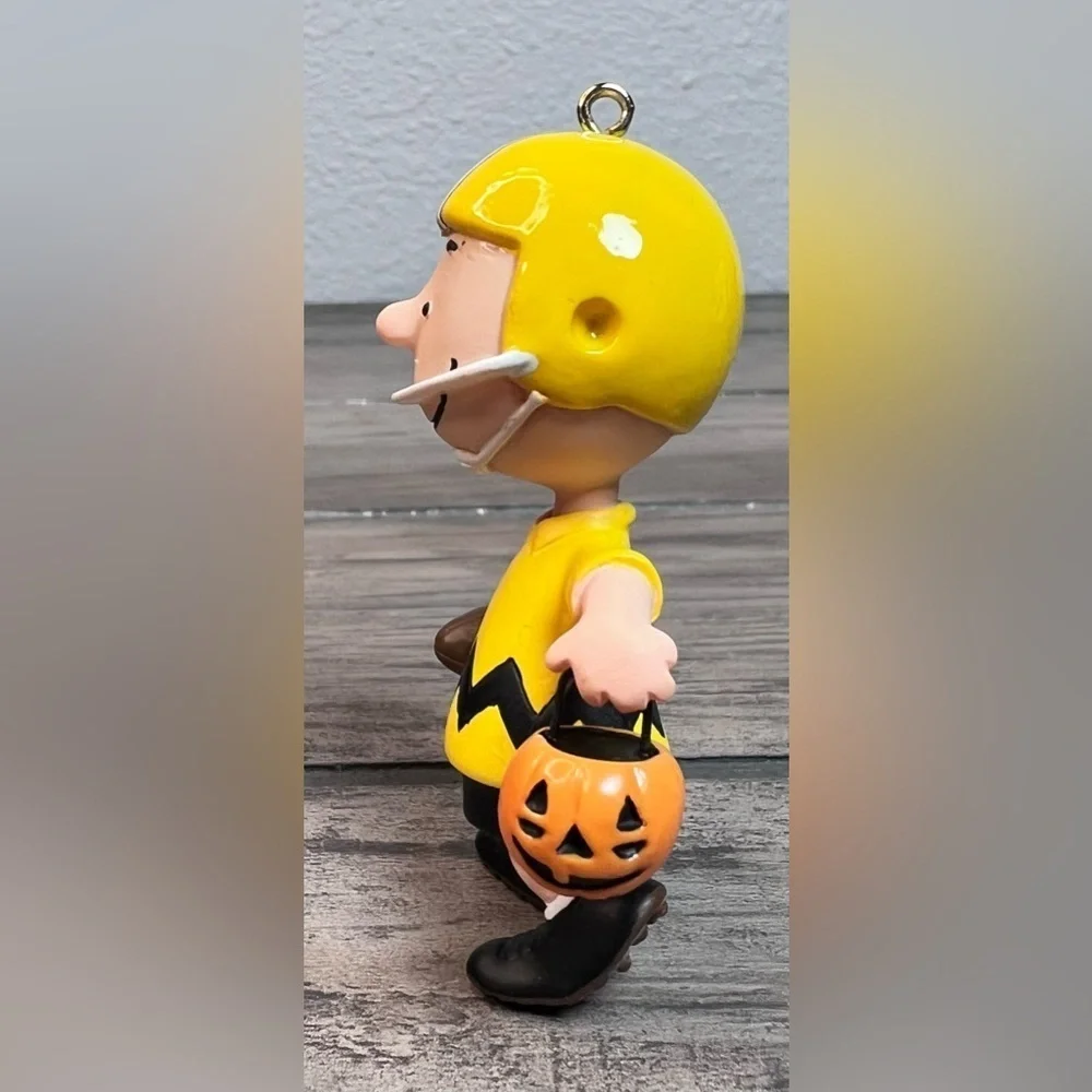 HALLMARK NIB 2009 Get a 1st Down, Charlie Brown! Peanuts Gang Halloween Ornament